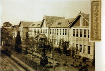 昭和10年（1935）頃の「埼玉県立久喜高等女学校」校舎と表札
