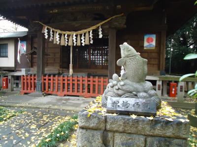 写真　八坂神社の狛鯉（こまこい）の像がある