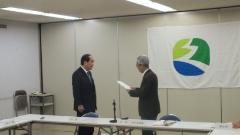 市長へ西崎会長から答申書を手渡しする写真
