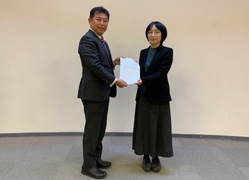 写真　答申書を持つ梅田市長と北條会長