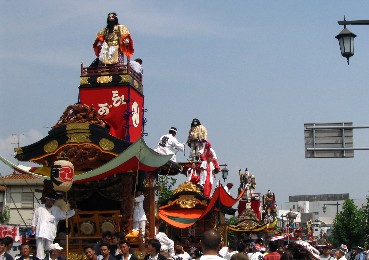 写真：提燈祭り昼の様子（山車の連動）