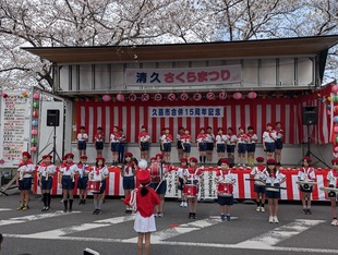 清久小学校鼓笛演奏の写真