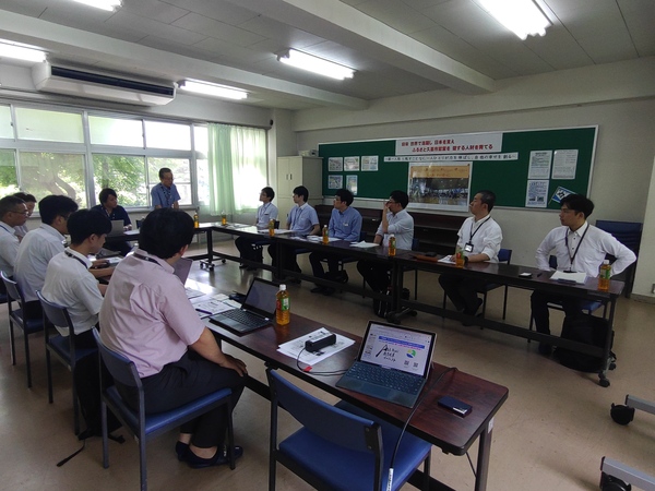 写真：鷲宮中学校での情報交換の様子