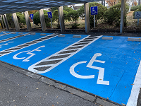 写真：車椅子使用者使用者用駐車区画イメージ