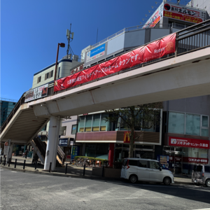 写真：久喜駅西口横断幕