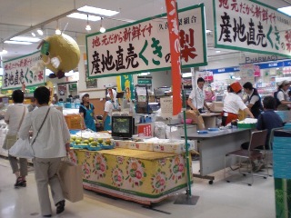 写真：販売風景