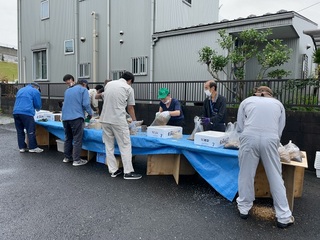 写真：肥料を袋詰めする作業