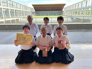 写真:髙野選手(前列左)と大槻選手(前列中央)を囲んで