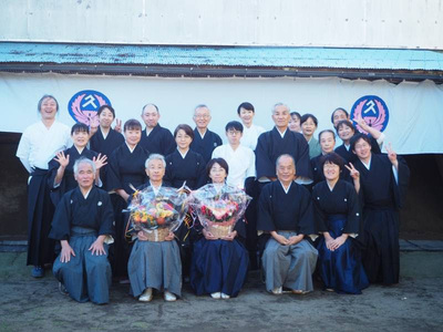 写真:昇格昇段された大槻先生・伊藤先生を囲んで