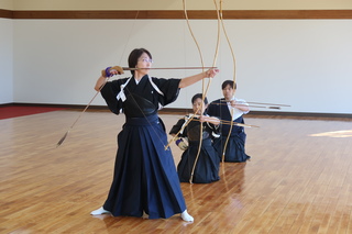 写真:お披露目の行射(伊藤先生)
