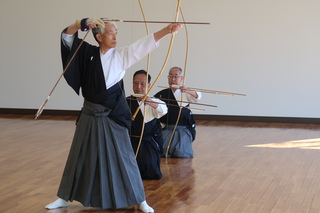 写真:お披露目の行射(大槻先生)