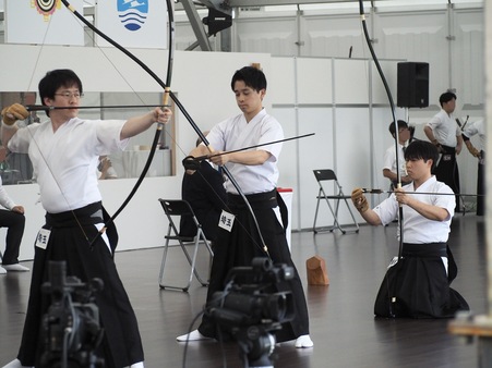 写真:埼玉県成年男子チームの行射