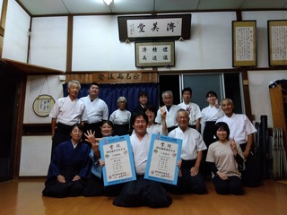 写真:久喜市弓道連盟の祝福を受ける高野選手