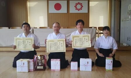 写真:入賞した新里選手、吉田選手、高野選手、大垣選手