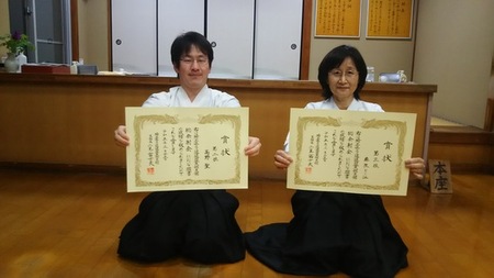 写真:高野聖さん(左)麻生とし江先生(右)