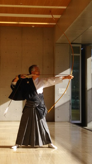 写真:お披露目の行射(大槻先生)