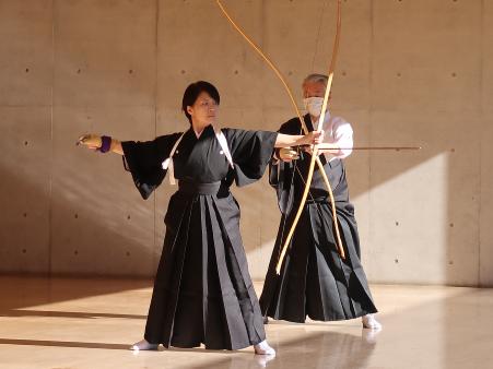 写真:お披露目の行射(高橋さん、大槻さん)