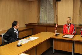 写真:上田知事に優勝報告