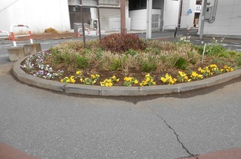 写真：久喜駅東口エレベーター横の花壇
