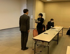 写真：答申書を読み上げる北條会長