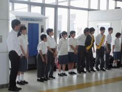 写真：自由通路でのあいさつ運動の様子1