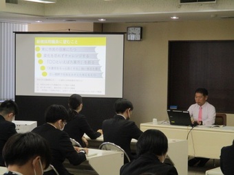 写真:令和5年度新規採用職員へ市長講和の様子