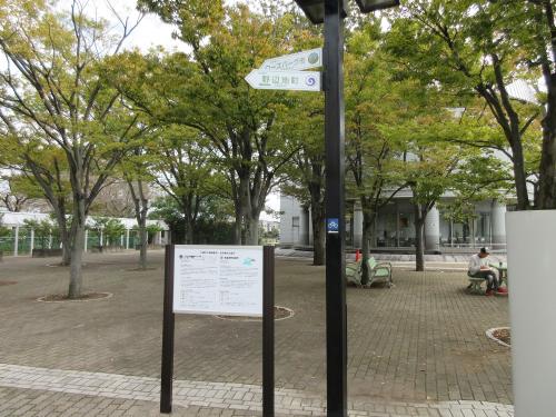 写真：方向サインと案内板
