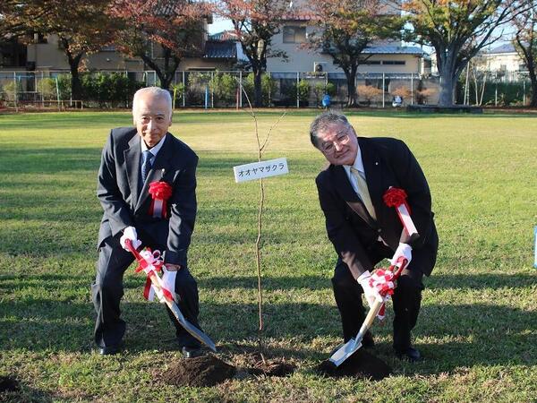 写真：サクラ植樹の様子2