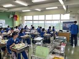 写真：栗橋東中学校での実施風景1