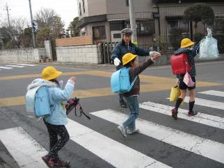 写真：横断歩道を渡る子ども