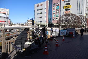 写真：久喜駅前広場での撮影の様子
