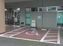 写真：おもいやり駐車場（車いす使用者用駐車施設）