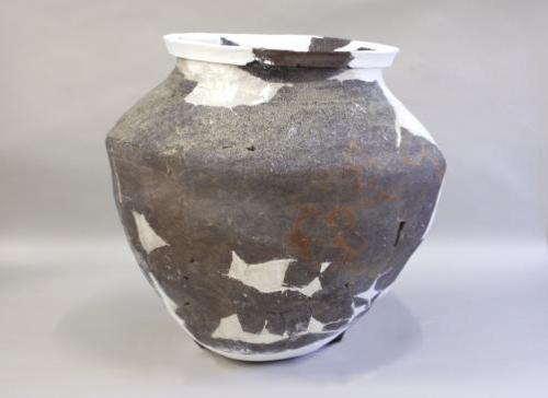 写真:大甕(蔵骨器)