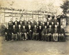 写真：久喜尋常（じんじょう）小学校での集合写真。（前列でステッキを持っているのが渋沢栄一）