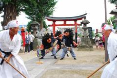 写真：中妻の獅子舞・棒術