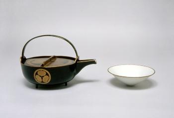 画像:紋付蒔絵の銚子・盃