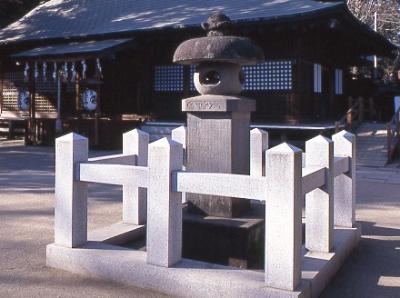 写真：寛保治水碑（奥は鷲宮神社本殿）