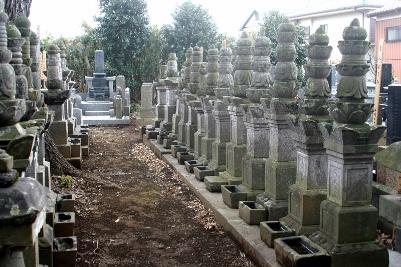 写真:旗本内藤家歴代の墓所(右手前が正成の墓石)