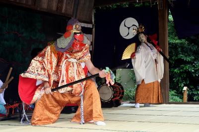 写真:鷲宮催馬楽神楽(わしのみやさいばらかぐら)