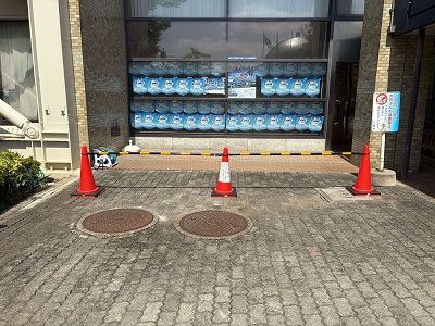 本庁舎南側立入禁止カラーコーン設置写真（2）