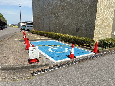 本庁舎西側立入禁止カラーコーン設置写真