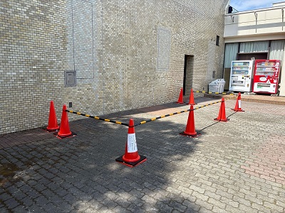 本庁舎東側立入禁止カラーコーン設置写真