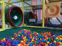 写真：屋内立体遊具ボールプール