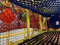 写真：屋内立体遊具上段