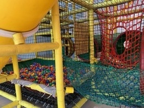 写真：屋内立体遊具下段