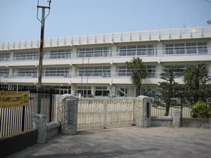 写真：鷲宮小学校の校舎