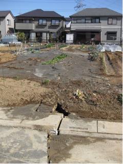 写真：住宅の傾きや地面の亀裂