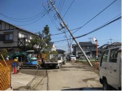 写真：傾いた電柱2