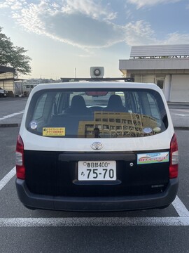 写真：ドライブレコーダー搭載車両につけられたステッカー