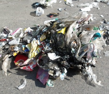 写真:火災発生後のプラスチック